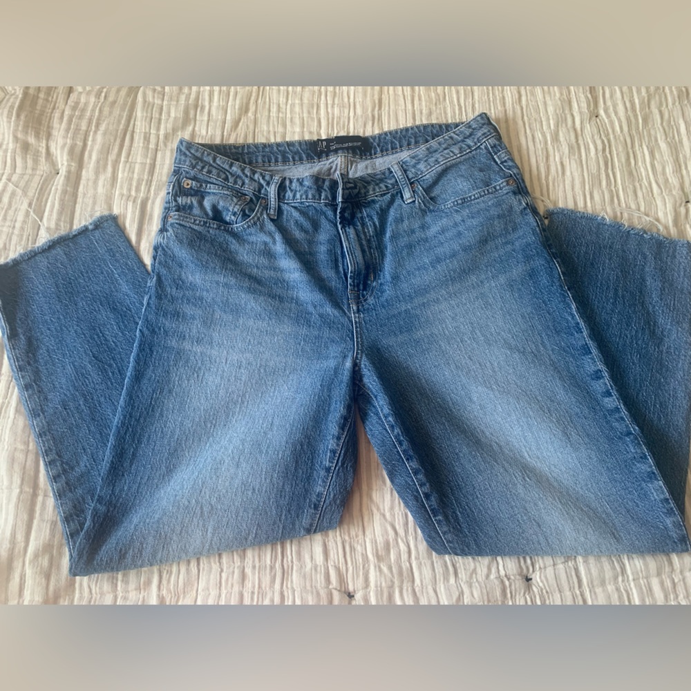 Woman’s, Universal slim ankle length boyfriend jeans.